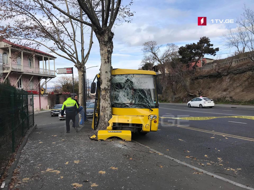 В Авлабари желтый автобус врезался в дерево, погиб один человек