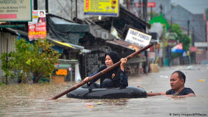 21 человек погиб в результате наводнения в Индонезии