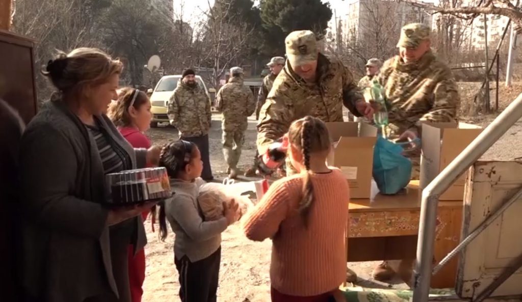 Военнослужащие поздравили с Новым годом многодетные семьи