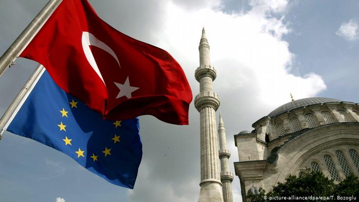 ЕС сокращает финансовую помощь Турции