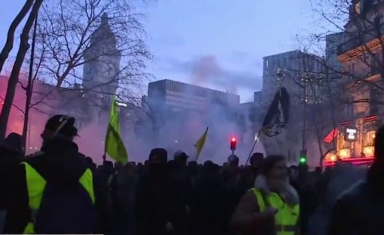 Во Франции задержали 32 участников акции "Желтых жилетов"