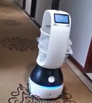 Çin mehmanxanalarının birində karantində olan vətəndaşları qida ilə robot təmin edir