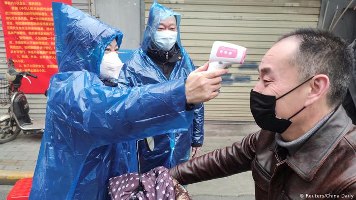 В Китае число погибших от коронавируса возросло до 425