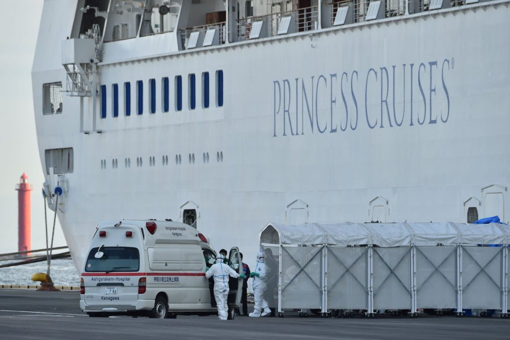 По данным СМИ, у 130 человек на круизном судне у берегов Японии есть коронавирус