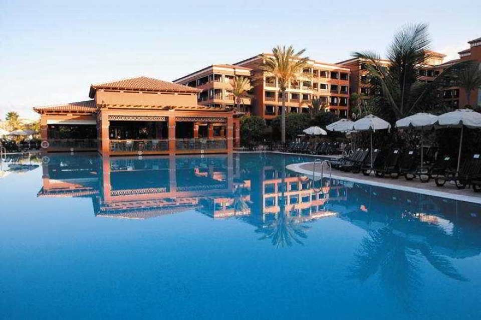 Nearly 1,000 guests on lockdown in Tenerife hotel after Italian holidaymaker tests positive for coronavirus