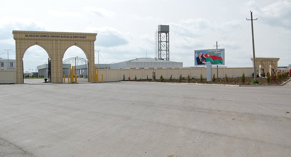 Azerbaijan closes border with Iran