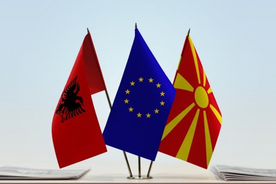 Еврокомиссия порекомендовала Албании и Северной Македонии присоединиться к ЕС