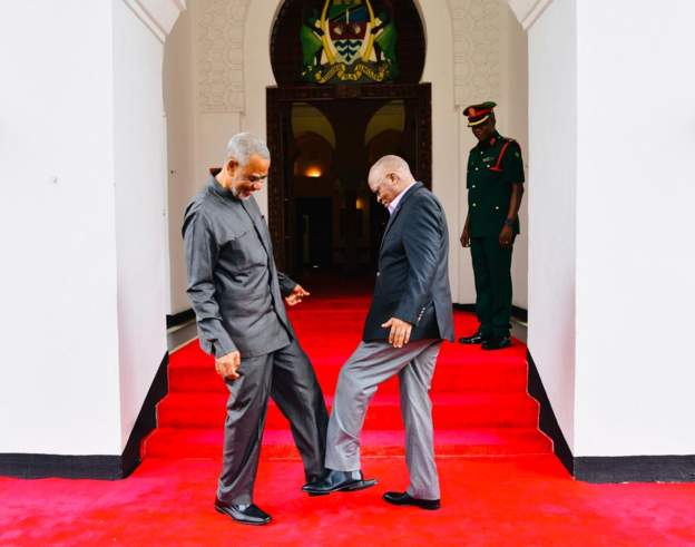 Министерство здравоохранения Танзании советует гражданам вместо рукопожатий здороваться ногами