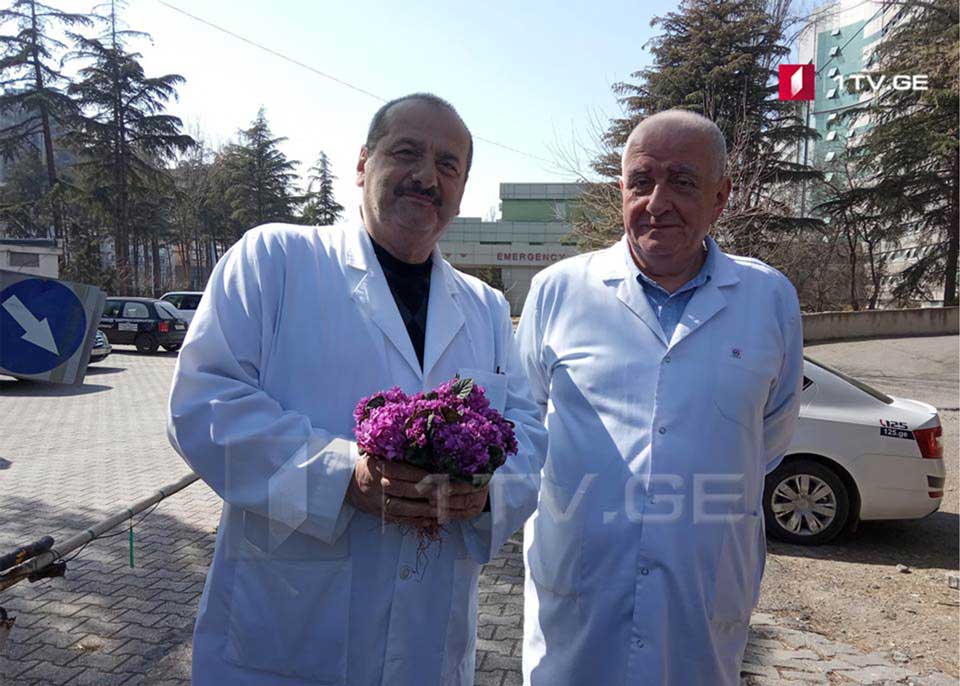 Quarantined women patients receive flowers from Central Republican Hospital