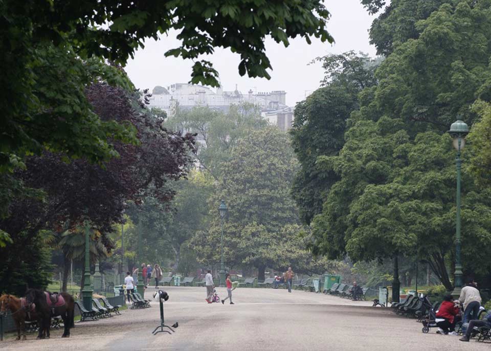 В Париже из-за коронавируса закрыли парки и скверы
