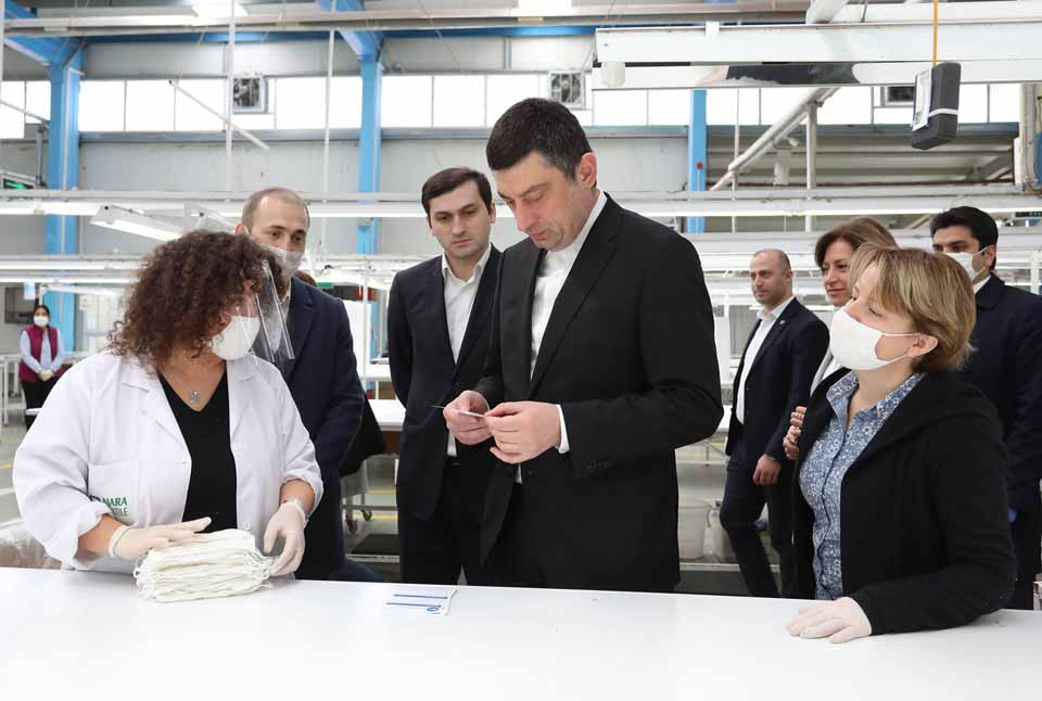 Премьер-министр Грузии ознакомился с процессом пошива масок на фабрике Ajara Textile