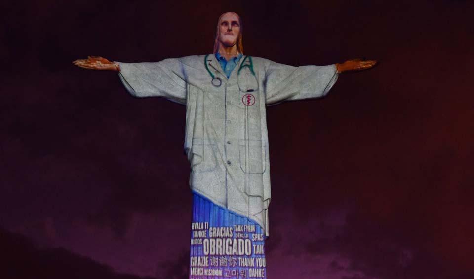 В Рио-де-Жанейро статую Христа-Искупителя облачили в виртуальный халат врача