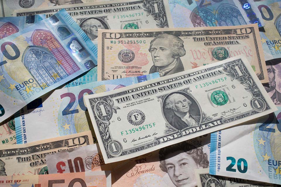 Xarici valyutanın rəsmi kursu 6 may üçün - dollar 3.1998 lari, funt - 3.9857 lari