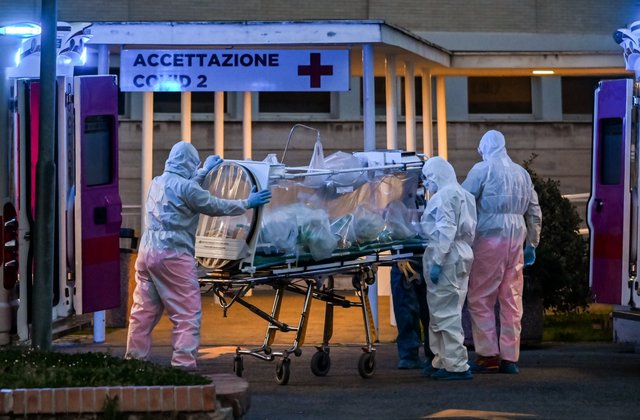 Великобритания вышла на первое место в Европе по числу умерших от коронавируса