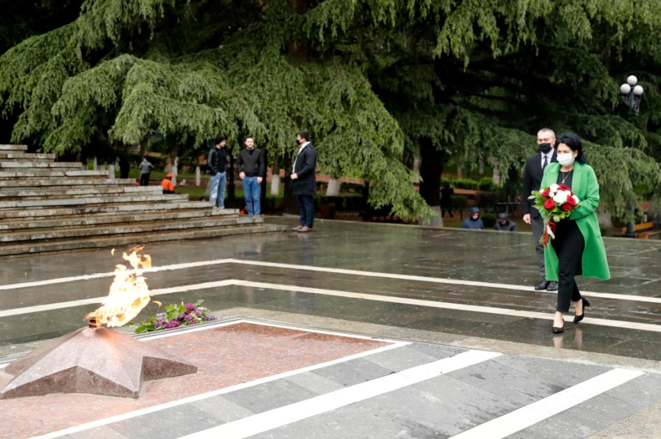 Президент Грузии Саломе Зурабишвили возложила цветы к мемориалу Неизвестного солдата в Тбилиси