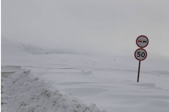 Из-за повышенной лавиноопасности запрещено автомобильное движение на участке Гудаури-Коби
