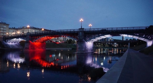 Two bridges in Vilnius and the Kaunas City Hall were lit in the colors of Georgian flag [Photo]