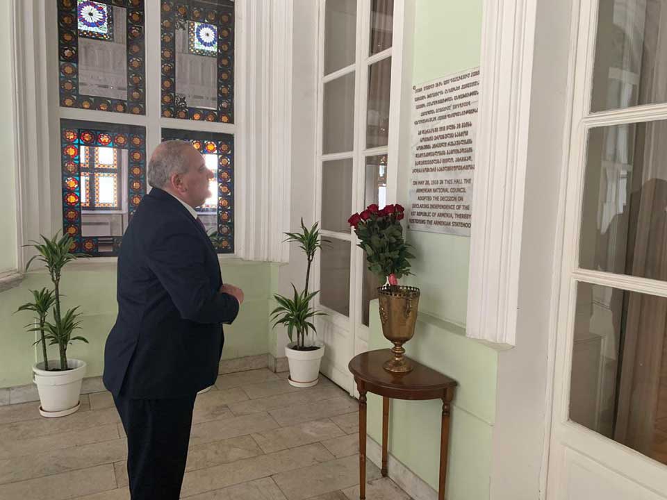 Представители посольства Армении возложили цветы к мемориальной доске Первой Республики Армении во Дворце учащейся молодежи