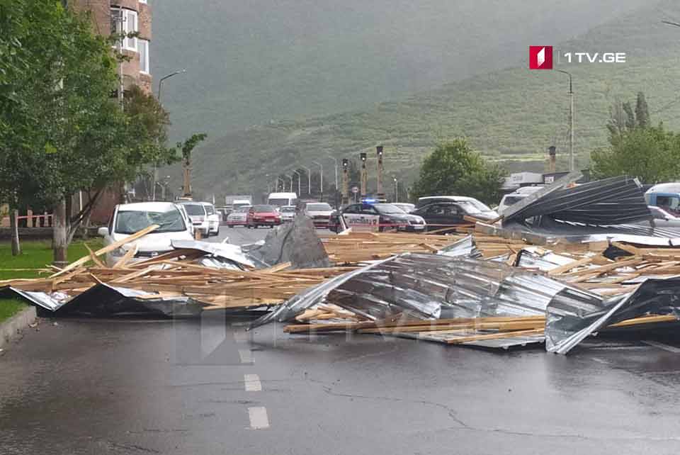 Сильный ветер сорвал крышу жилого дома в Гори
