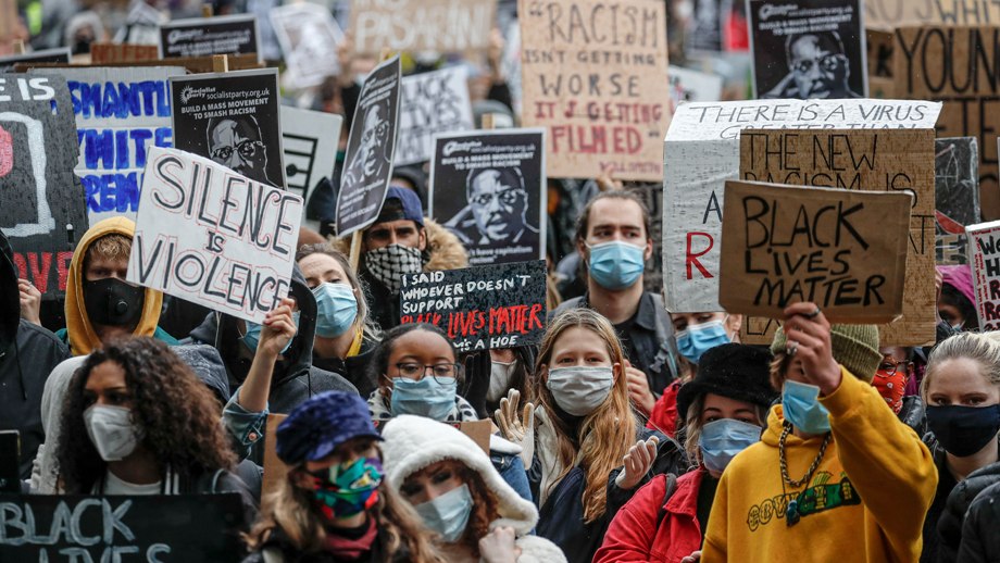 В Лондоне тысячи людей протестуют против расизма
