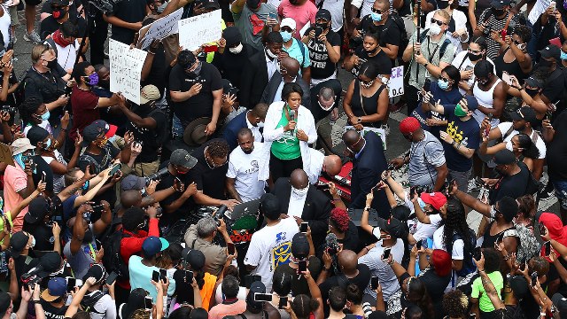 Վաշինգտոնի քաղաքապետը միացել է քաղաքում ընթացող հակառասիստական բողոքի ցույցին