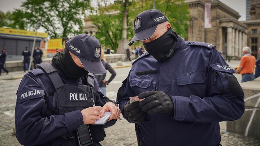 Polşada tibbi maskaların taxılmamasına görə, 13 min yeni cərimə yazılıb