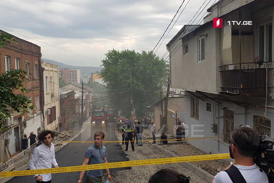 На улице Махалдиани в Тбилиси ведутся работы по ликвидации пожара [фото]