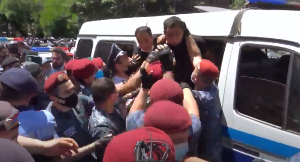 Հայաստանում ցուցարարների և ոստիկանության միջև տեղի է ունեցել բախում