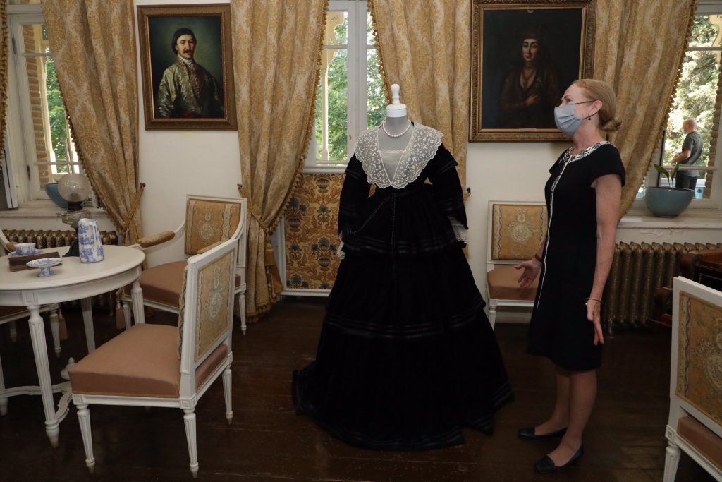 Келли Дегнан посетила исторический дворец Ираклия II и осмотрела культурные сокровища, хранящиеся в музее Александра Чавчавадзе