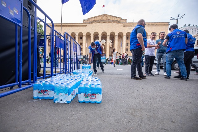 Муниципальная инспекция мэрии Тбилиси принесла питьевую воду участникам акции на проспекте Руставели