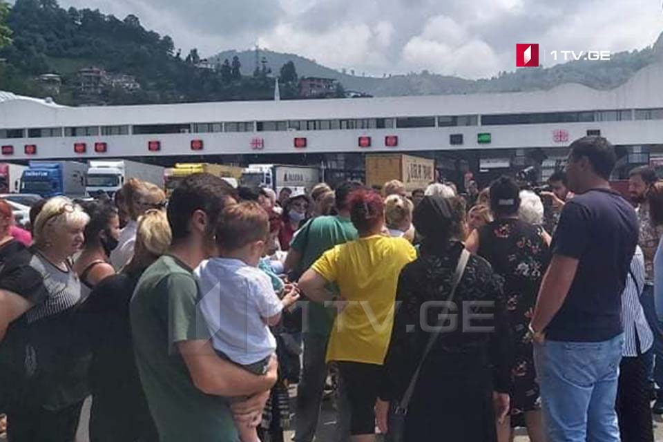 В Сарпи проходит акция протеста с требованием открытия границы между Грузией и Турцией