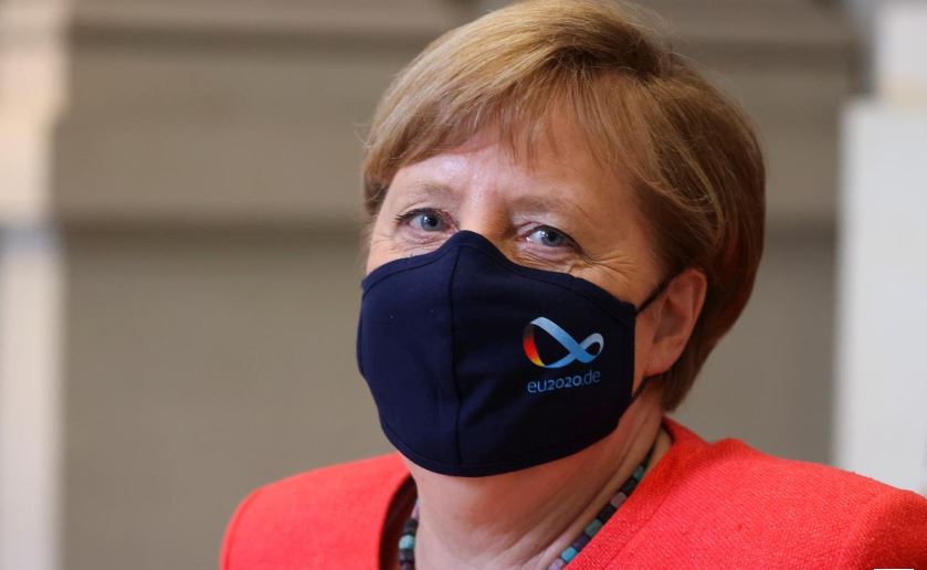 Ангела Меркель впервые появилась на публике в маске
