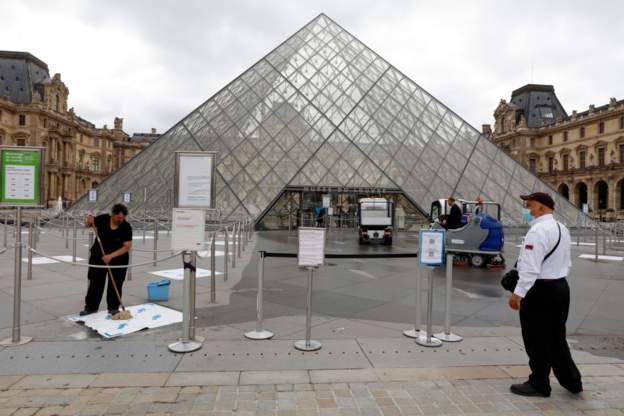 В Париже для посетителей снова открылся музей Лувр