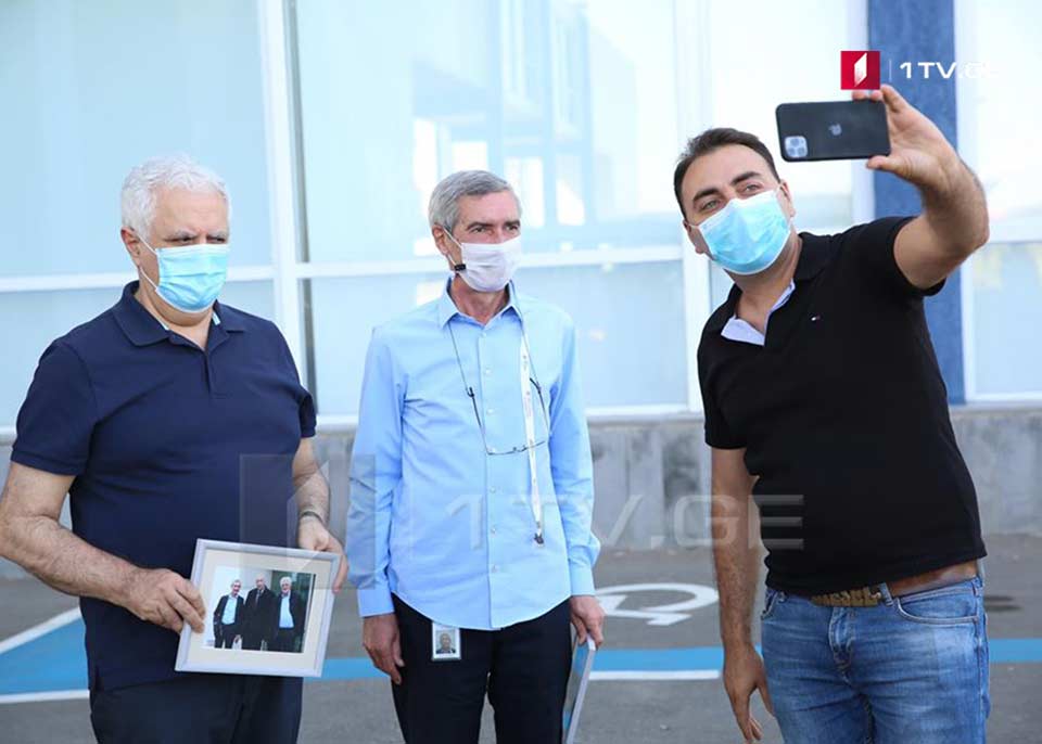 Фотокорреспондент Первого канала Грузии передал знаменитую фотографию "трех мушкетеров" Амирану Гамкрелидзе, Паате Имнадзе и Тенгизу Церцвадзе
