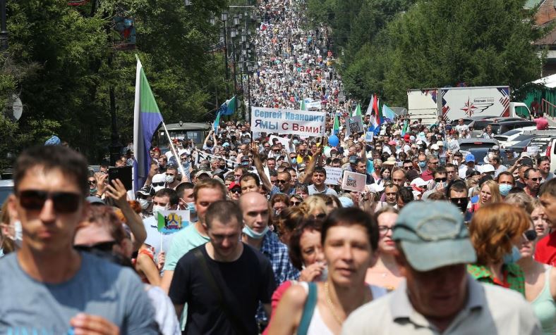 В российском Хабаровске целый день митингуют с требованием освобождения задержанного местного губернатора Сергея Фургала