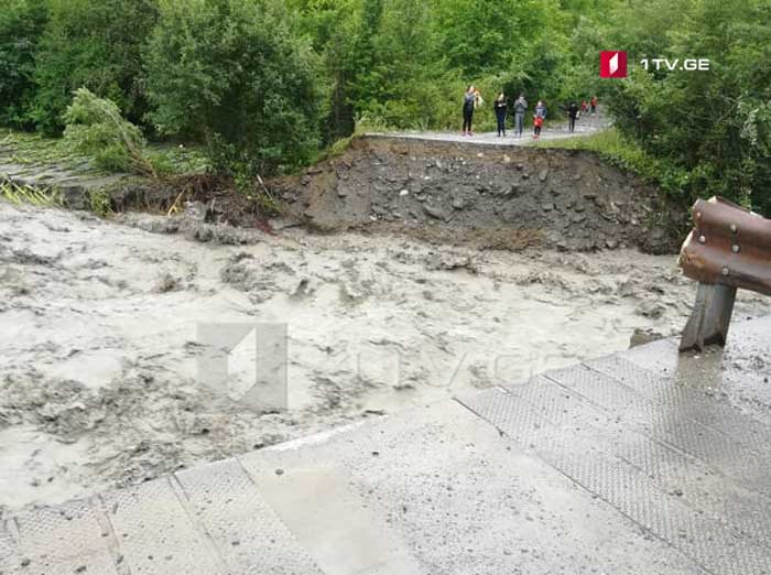 По информации губернатора, 12 сел в Рача отрезаны от внешнего мира, повреждены 10 мостов, провалились три участка центральной автомагистрали
