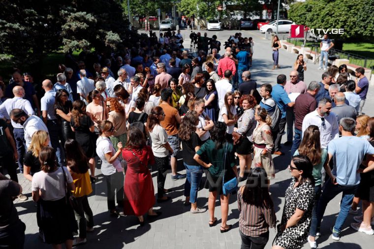 Митинг в поддержку директора Тбилисской центральной больницы и врача этой же клиники проходит перед городским судом Тбилиси