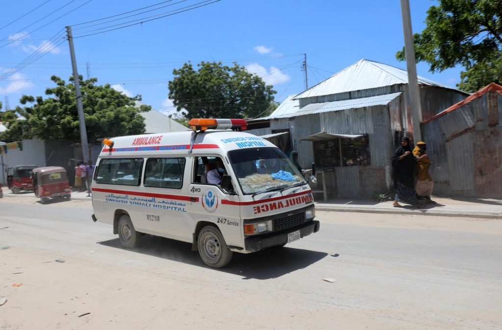 В результате взрыва бомбы возле военной базы в столице Сомали погибли восемь человек