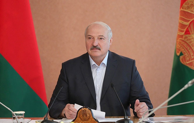 Aleksandr Lukaşenko bəyan edir ki, siyasətin əsas prioriteti xalq olmalıdır