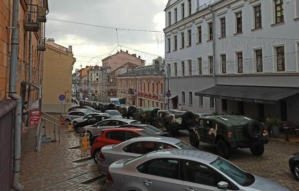 По информации СМИ, в центре Минска появилась военная техника