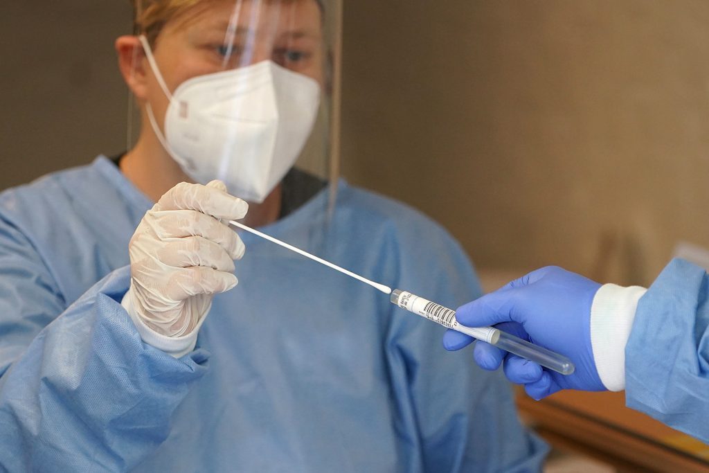За последние сутки в США у более 44000 человек подтвердился коронавирус, 1324 скончались
