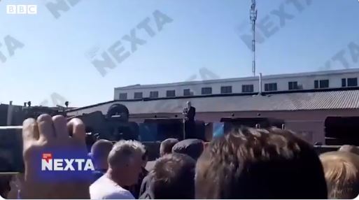 Telegram-канал NEXTA распространяет видеокадры встречи Лукашенко на одном из заводов, где слышны возгласы - "Уходи!"