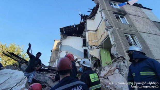 В Ереване в жилом доме прогремел взрыв