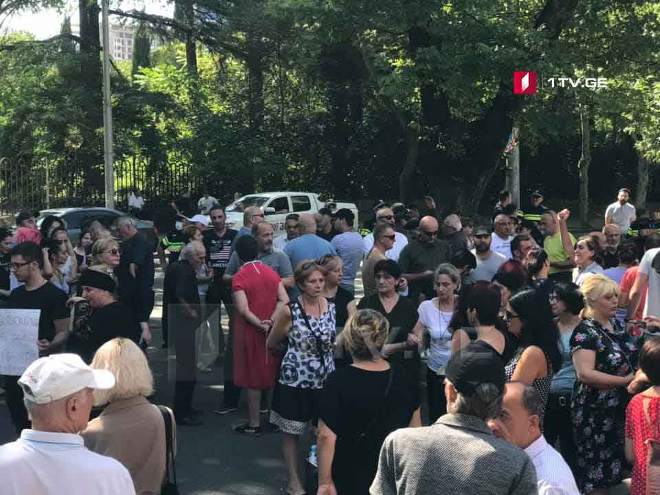Семья умершей Тамар Бачалиашвили проводит акцию протеста перед Генпрокуратурой Грузии