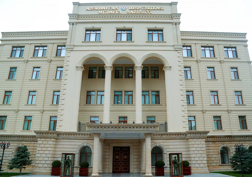 В министерстве обороны Азербайджана заявляют, что со стороны Армении осуществляется атака на город Тертер