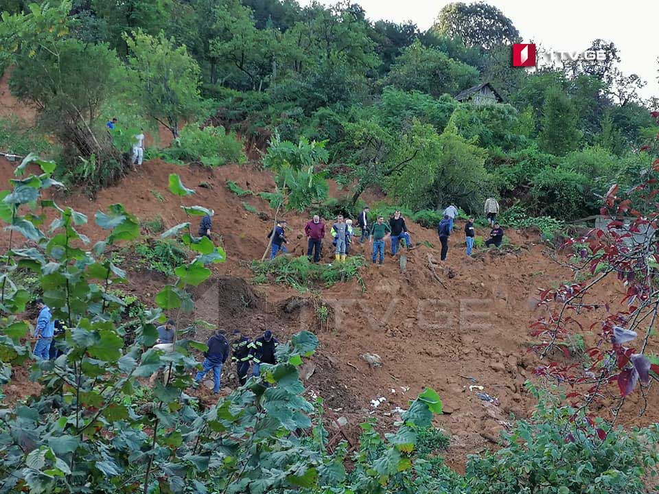 Поиски попавших под оползень граждан продолжаются в селе Кведа Джочо, Хелвачаури [фото/видео]