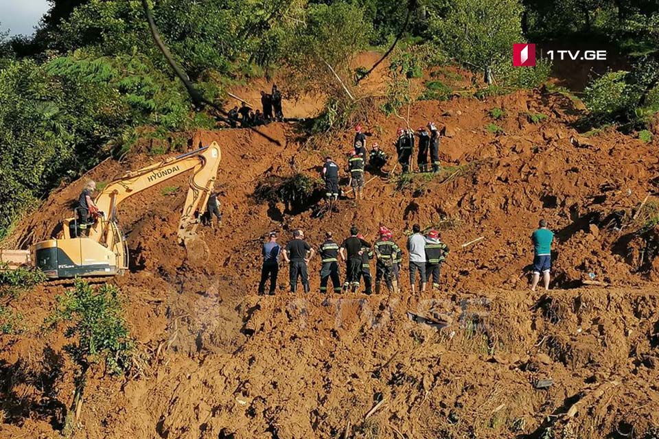 Rescuers found corpse of unerage body trapped by landslide in Khelvachauri