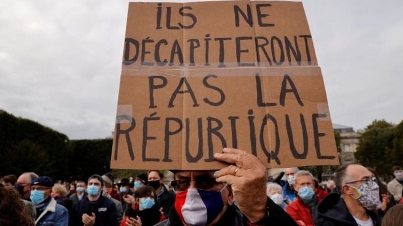 Ֆրանսիայում սպանված դպրոցի ուսուցչի հիշատակը հարգելու նպատակով, Ֆրանսիայի մի քանի քաղաքներում հազարավոր մարդիկ անց են կացրել ցույցեր
