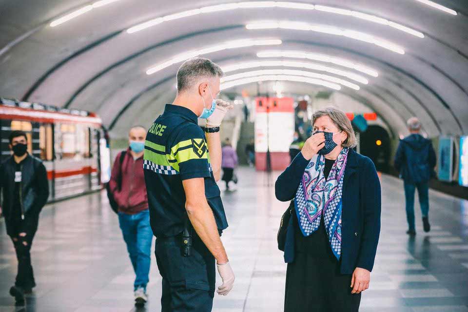 Պարեկային ոստիկանությունը կորոնավիրուսի հետ կապված հանձնարարականների կատարման նպատակով մետրոկայանների մոտ շարունակում է մոնիտորինգը