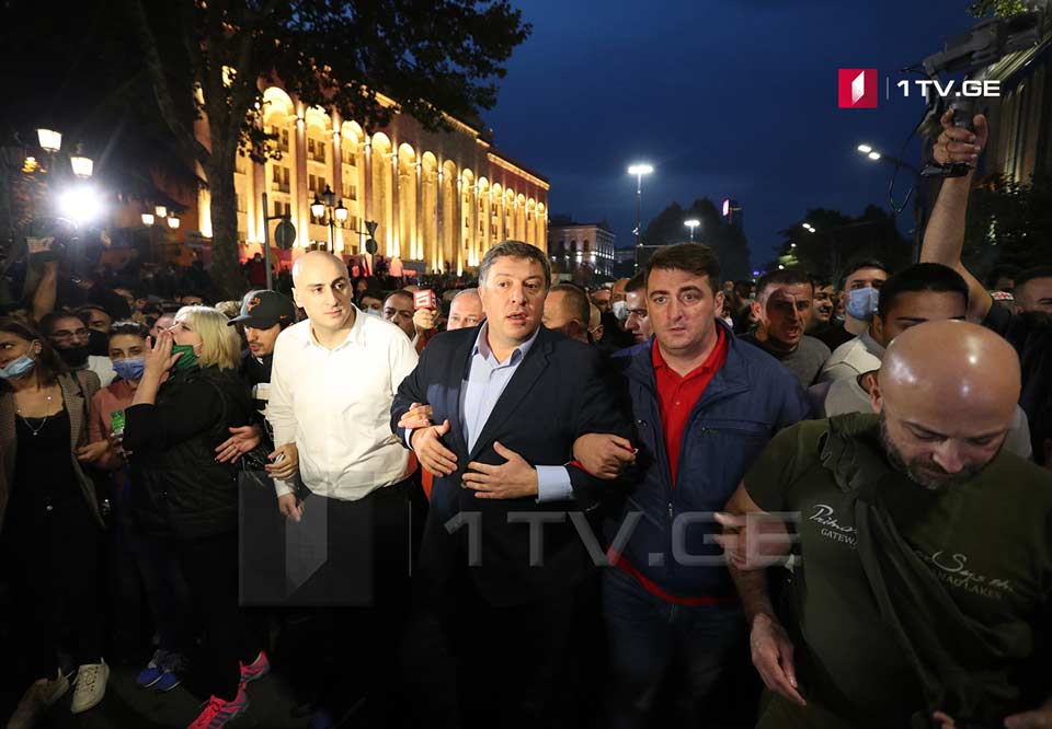Протестующие участники акции перед зданием парламента, не согласные с результатами выборов, переместились к бизнес-центру Иванишвили
